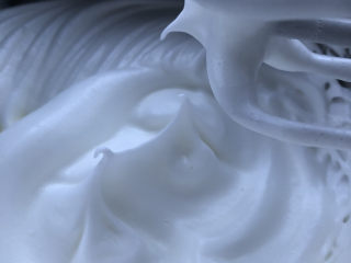 9、淡奶油香草味戚风,分三次加入白砂糖打发至小弯钩状态。