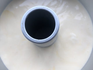 15、淡奶油香草味戚风,震出大气泡。