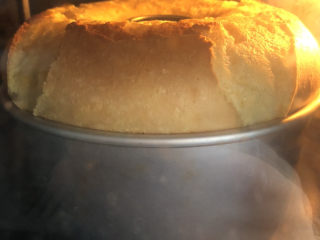 17、淡奶油香草味戚风,蛋糕涨到最高处回落即为烤熟状态。