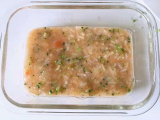 8、补钙鲜嫩虾糕、,碗里抹油，倒入