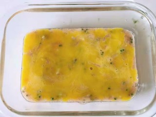 9、补钙鲜嫩虾糕、,倒入之前分离的蛋黄