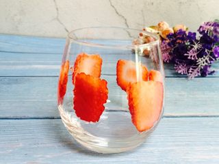 4、高颜值～草莓奶昔,草莓切薄片用来装饰杯子，尽量切的薄一些容易贴在杯壁上