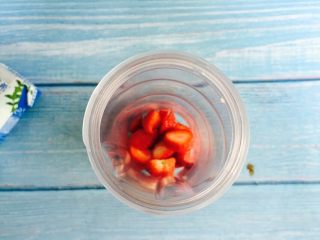 5、高颜值～草莓奶昔,草莓块放入榨汁机里