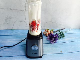 8、高颜值～草莓奶昔,倒扣在果汁机上拧紧