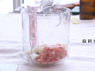 2、肉末萝卜卷,里脊肉切丁，荸荠切丁一起放入辅食机。