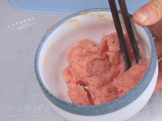 3、肉末萝卜卷,新入手的辅食机打的好细腻。挤一片柠檬汁去去腥味。如果已经吃过蛋清，还可以加一个蛋清，肉馅会更加水嫩。