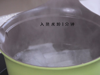 5、肉末萝卜卷,锅中烧些水，将白萝卜片入锅焯1分钟。焯软后好卷不易断。