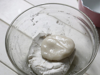 4、蒸汽球釜丸子红豆汤,糯米粉加水和成团，取五分之一放入锅里，煮浮起后和生面团和匀