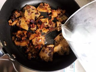 6、古方红糖七彩豆年糕,加入适量饮用水