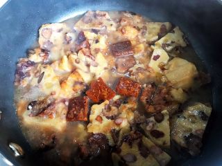 9、古方红糖七彩豆年糕,稍稍搅拌一下，大火烧开