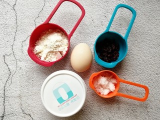 1、蔓越莓酸奶糕,称量好所有的食材