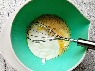 3、蔓越莓酸奶糕,倒入酸奶搅拌均匀