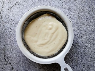 5、蔓越莓酸奶糕,将搅拌好的面糊过筛一次