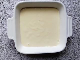 8、蔓越莓酸奶糕,倒入面糊