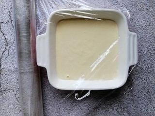 9、蔓越莓酸奶糕,盖上一层耐高温保鲜膜