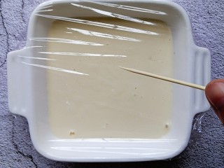 10、蔓越莓酸奶糕,用牙签在保鲜膜上戳几个洞