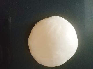 3、桃花酥,水油皮揉成光滑的面团，盖保鲜膜，放入冰箱冷藏松弛30分钟；