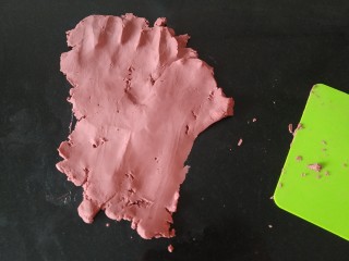 5、桃花酥,放在操作台上面，用手掌根反复搓成油酥；