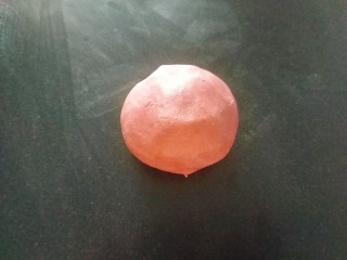 6、桃花酥,盖保鲜膜，放冰箱冷藏静置松弛20分钟；