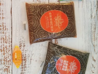 7、桃花酥,我选的玫瑰红豆沙和黑芝麻的馅料；