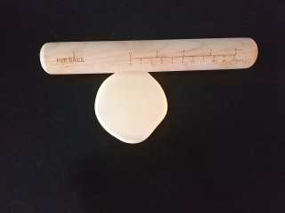 11、桃花酥,取一个水油皮按扁，用擀面杖擀成圆形；