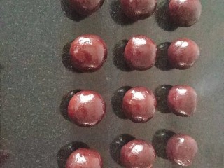 8、桃花酥,把馅料分成20克一个分别搓圆，盖保鲜膜，备用；