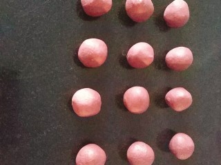 10、桃花酥,油酥也平均分成12份，分别滚圆，盖保鲜膜备用；