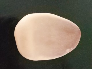 16、桃花酥,擀面杖从中间往上擀一下；