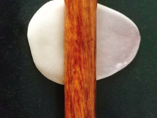 17、桃花酥,再从中间往下擀一下；