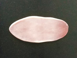 18、桃花酥,擀成牛舌形状；