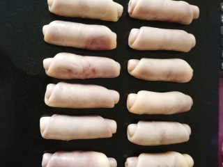 21、桃花酥,用保鲜膜盖起来，静置松弛 20分钟，每个步骤操作完都要用保鲜膜盖好，防止水份流失；