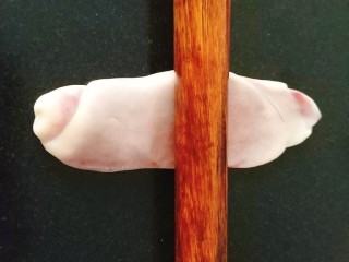 22、桃花酥,再重复擀卷，还是在中间先往上擀一下，再从中间往下擀一下；