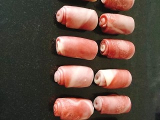 25、桃花酥,卷好的卷还是盖保鲜膜静置松弛20分钟；