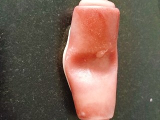 26、桃花酥,松弛好的卷，用食指或者中指在中间按压一下；