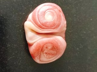 27、桃花酥,把两个边向上翻起来；