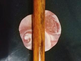 29、桃花酥,用擀面杖擀圆；