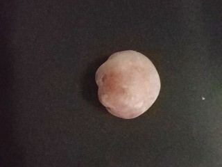 30、桃花酥,把馅料包里，捏紧收口，捏紧，避免露馅，搓圆，收口向下放在操作台上；