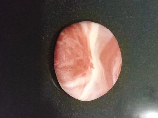 31、桃花酥,包好馅料的面团用手掌按压扁平，大约1厘米厚；