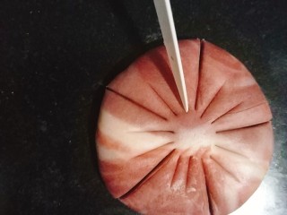 33、桃花酥,在每个花瓣中间再轻轻划两个小口刻出花蕊，注意不能划太重；