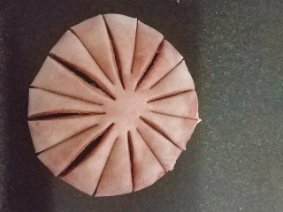 35、桃花酥,又随手做了两个菊花酥，其他步骤全同桃花酥相同，就是花瓣有点变化，菊花酥是花瓣多些而已，先划4个大花瓣，然后再在每个花瓣中间划开，一共16个花瓣；