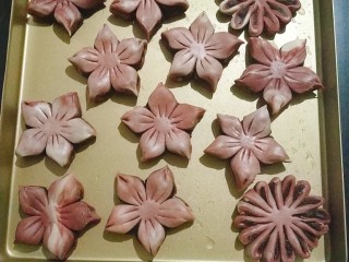 37、桃花酥,把所有桃花酥捏好，放烤盘里，我用的是28*28*3金盘，