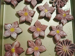 39、桃花酥,在每个花蕊中心用毛笔刷蛋液；