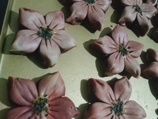 40、桃花酥,在刷了蛋液的中心上撒黑芝麻或白芝麻；