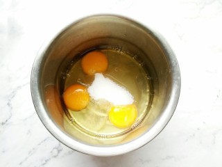 3、脆皮小蛋糕,加入全部的白糖，滴几滴柠檬汁。