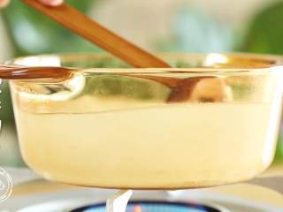 3、宝宝蔬菜粥8m+宝宝辅食,搅拌均匀，这边煮着粥，那边我们处理别的食材~