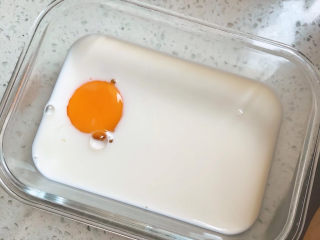 1、葱香薄脆, 碗中倒入牛奶、蛋液搅拌均匀