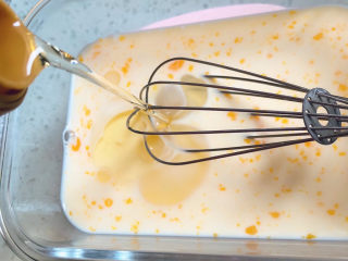 2、葱香薄脆,倒入玉米油