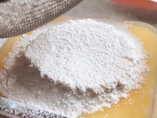 4、葱香薄脆,筛入低筋粉