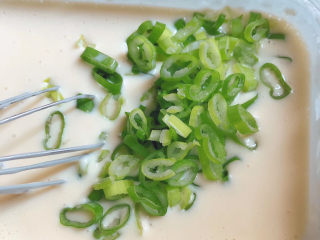 6、葱香薄脆,加入葱花