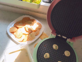 7、葱香薄脆,蛋卷机预热完成后舀入面糊